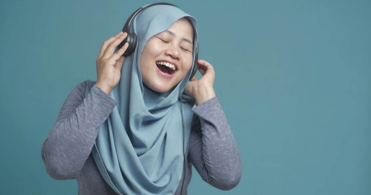 hukum suara perempuan menyanyi menari