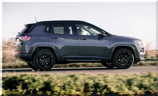 Imagem das rodas do Jeep Compass 2023, enfatizando o design esportivo e os pneus de alta performance.