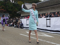 高松ゆめ大使、手を上げて笑顔が美しい・・・