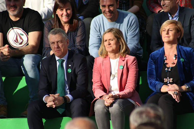 Amaia del Campo, en un mitin del PNV sentada junto al lehendakari Urkullu