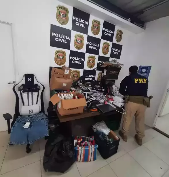 PRF e Polícia Civil cumprem 6 mandados de busca e apreensão contra quadrilha de roubo e saques de carga em São Paulo