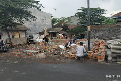 Di Duga Tanpa Menggunakan Hukum Adat, Oknum Kades Di Kec. Purwosari Robohkan Warung Milik Samsul Dengan Membabi Buta