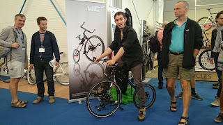 Vogel-Essex adalah seorang desainer dan salah satu mitra dari Ozon Cyclery yang berbasis di Berlin. Perusahaan ini menyelenggarakan lokakarya bagi siapapun yang tertarik  pada pembuatan sepeda bambu. Selama tiga tahun terakhir, ia bersama mitranya, Stefan Bruning, berusaha menyempurnakan teknik konstruksi. Dia mengaku tidak tahu mencari informasi tentang konstruksi bambu untuk sepeda, sehingga harus melakukan uji coba sendiri. Di ruang kerjanya sekarang ada lusinan kerangka sepeda bambu buatannya.