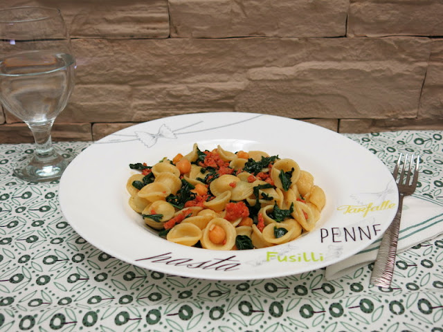 ORECCHIETTE CON SALCHICHAS FRESCAS Y ESPINACAS