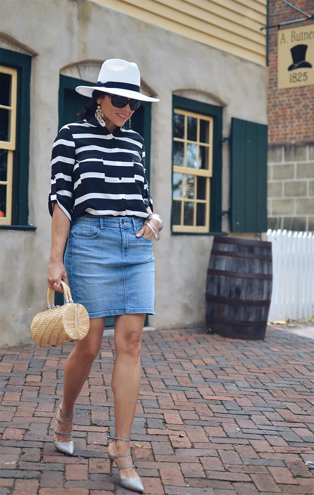 Denim pencil skirt street style 