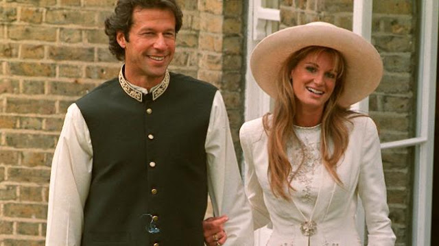 Imran Khan and Jemima Goldsmith outside Richmond Registry Office following their wedding in June 1995. 