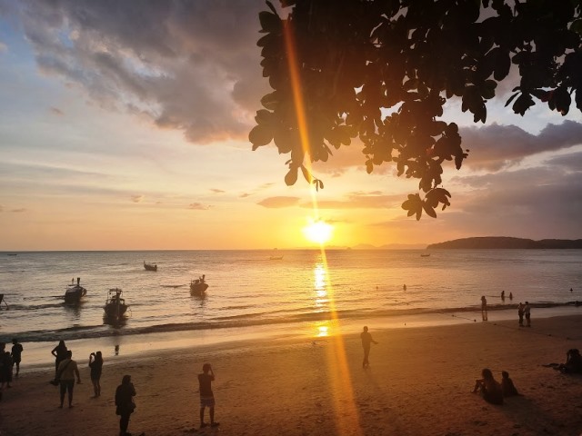 Foto do pôr do sol na praia de Ao Nang, em Krabi, na Tailândia