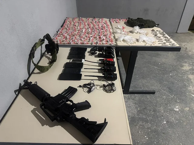 Suspeito é preso com drogas e réplica de fuzil no Morro da Conquista, em Volta Redonda