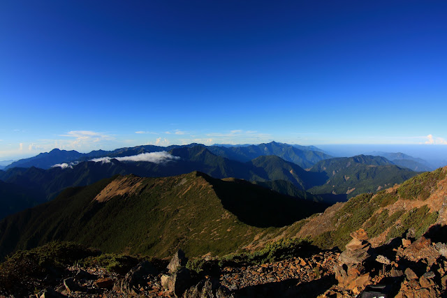 由玉山南峰頂望向東小南山，以及後方的雲峰、三叉向陽、關山、新康山