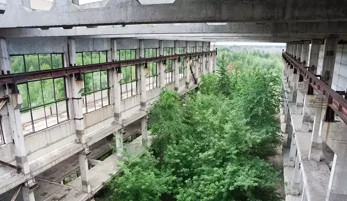 Τα ερείπια ενός βιομηχανικού κτιρίου