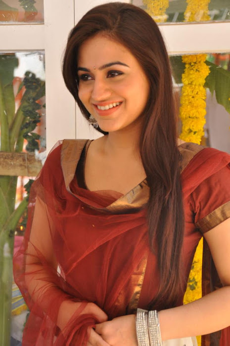 aksha hq actress pics