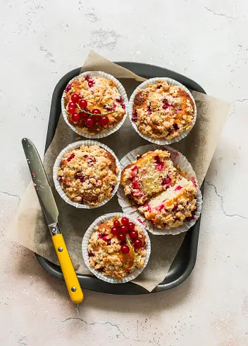 Cupcakes with currants and crumble