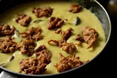 Mix pakoras in curry (kari)