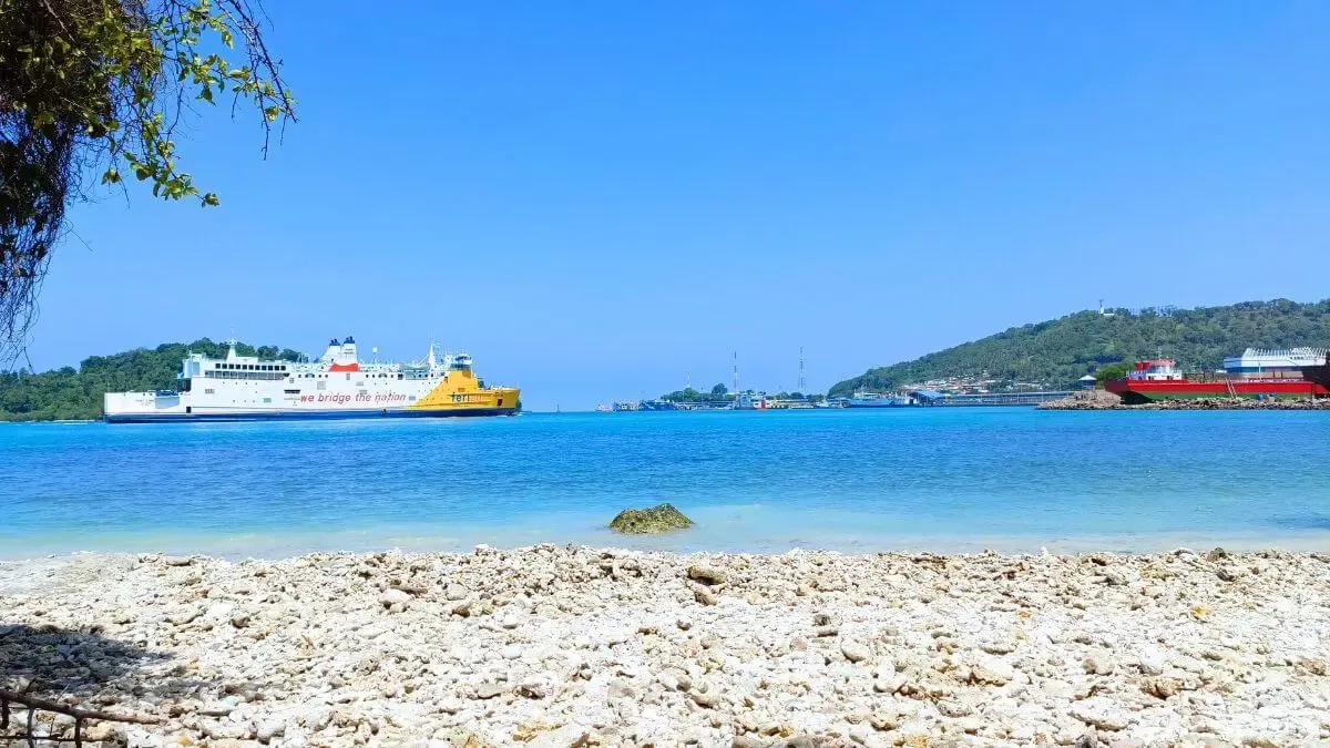 kapal feri di pulau merak kecil