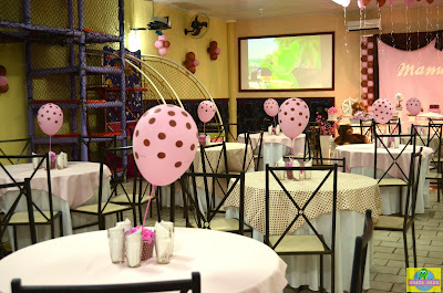 decoração-ursa-marrom-e-rosa-em-bauru-buffet-infantil-provençal-centro-de-mesa-rosa-com-bolinha-marrom