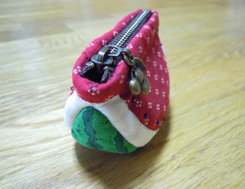 This is a Tutorial in Pictures for a fun project to make a Watermelon Coin Purse.