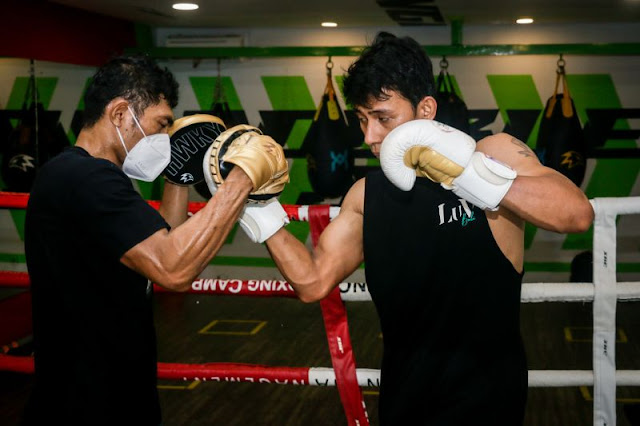 Atlet muaythai profesional Dwi Sukarno (kanan) berlatih intensif dengan bantuan petinju Hebi Marapu demi meraih hasil baik dalam Seri Dunia Muaythai bertajuk Rajadamnern World Series di Rajadamnern Stadium, Bangkok, Thailand, Jumat (12/8).