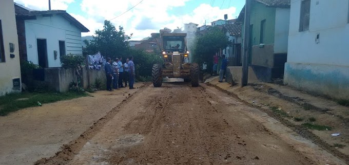 Prefeitura inicia obras de calçamento na Rau Helena Regis.