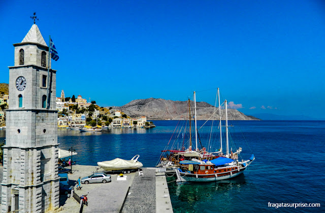 Porto de Gialos, na ilha grega de Sými, Dodecaneso