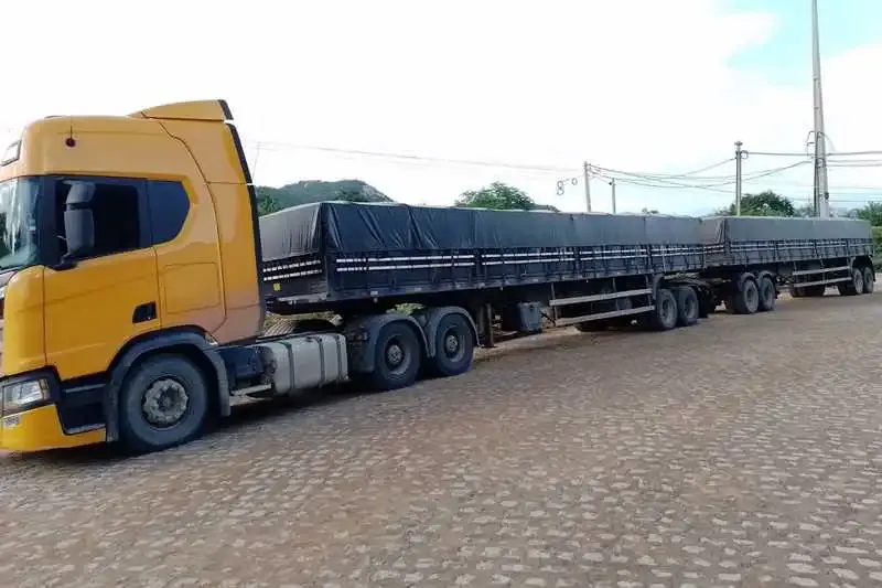 Scania 6x4 com rodotrem grade baixo apreendido pela PRF