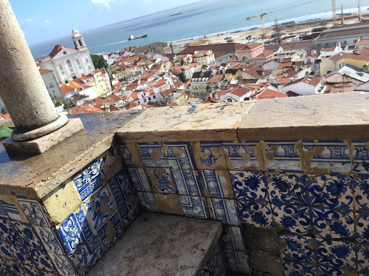 Miradouro Portas do Sol Santa Luzia view lisbon Blick Aussicht Lissabon Rooftop Castelo Brücke
