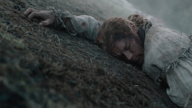 Jamie Fraser (Sam Heughan) eszméletlenül a csatamezőn
