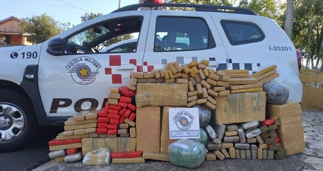 POLÍCIA MILITAR APREENDE GRANDE QUANTIDADE DE DROGA E APREENDE CARRO FURTADO