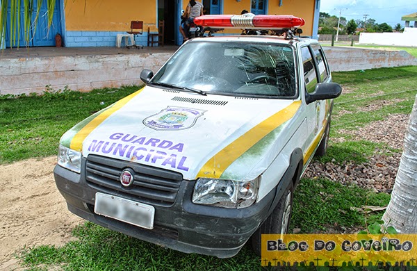 Motoqueiro apedreja viatura da Guarda Municipal de Cocal; motorista perde controle e bate contra um muro