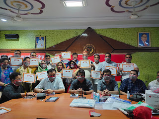 #JaunpurLive : जिलाधिकारी ने कोविड-19 के दौरान उत्कृष्ट कार्य करने वाले सदस्यों को प्रमाण पत्र देकर किया सम्मानित