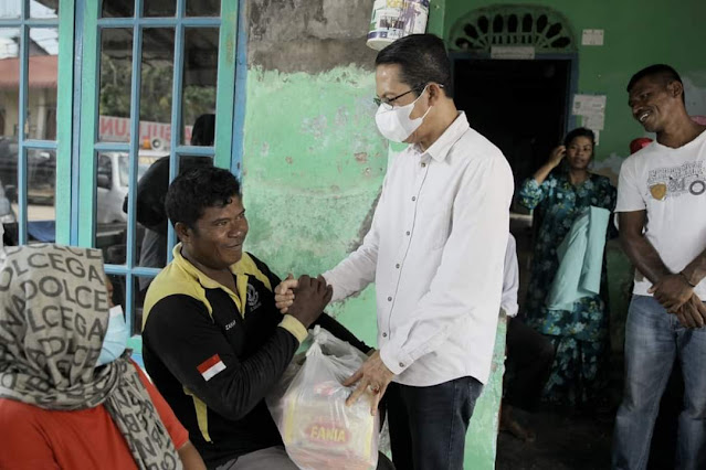 Serahkan Bantuan kepada Korban Angin Puting Beliung, Amsakar : Pelantar yang Rusak Akan Segera Diperbaiki