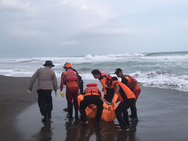 Kerja Keras Relawan Berhasil Temukan Dua Jenazah Wisatawan Terseret Ombak Pantai Selatan