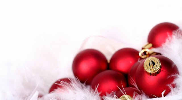 Christmas red Romantic Balls Wallpaper