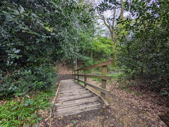 Descend the steps then turn left on Wheathampstead footpath 23