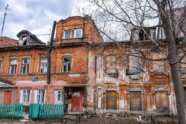 Старый кирпичный дома на задворках Ильинке