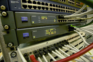 Distribution switch merupakan sebuah perangkat jaringan yang memungkinkan pengaturan dan distribusi sinyal ke banyak perangkat lainnya. Dengan banyaknya kabel yang terhubung ke switch, distribusi sinyal menjadi lebih mudah dan teratur. Switch ini sering digunakan pada jaringan komputer yang kompleks dan besar seperti di perusahaan atau kampus.