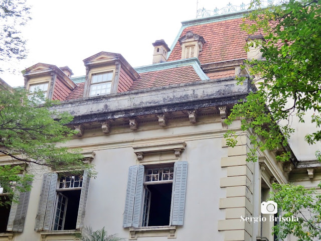 Vista ampla dos detalhes da fachada superior do Palacete Dona Veridiana - Iate Clube de Santos SP