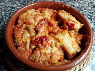 Pies de cerdo con sofrito de tomate.