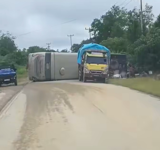 Bus Tris Star Melawi Alami Kecelakaan Tunggal di Sungai Tebelian, Enam Penumpang Selamat