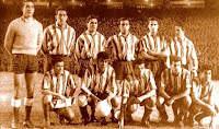 ATLÉTICO DE MADRID - Madrid, España - Temporada 1958-59 - Pazos, Callejo, Mendiondo, Chuzo, Calleja, Rivilla; Miguel, Mendonça, Vavá, Peiró y Collar - REAL MADRID 2 (Rial y Puskas) ATLÉTICO DE MADRID 1 (Chuzo) - 23/04/1959 - Copa de Europa, semifinal, partido de ida - Madrid, estadio Santiago Bernabeu
