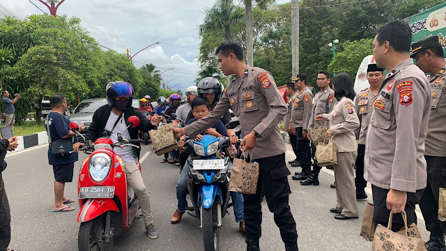 Ditbinmas Polda Kalteng Bagikan 150 Takjil untuk Masyarakat