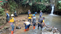 Di Cigadung, Sampah Alam dan Sedimentasi Sungai Cidurian Dibersihkan Satgas Sektor 22 Sub 04