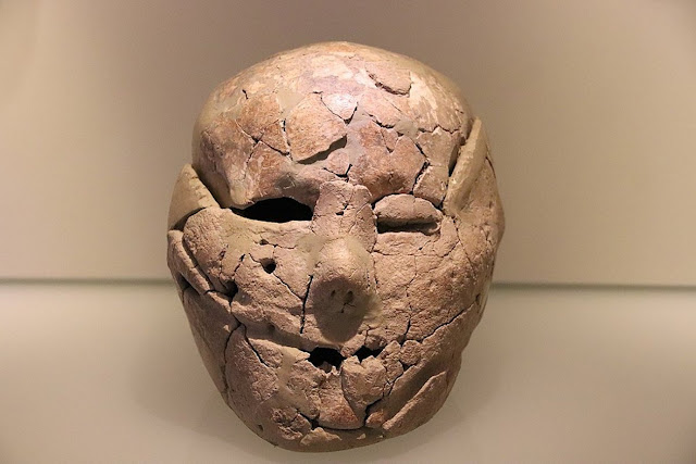 Культовый объект из гипсового черепа, обнаруженный в Иерихоне.