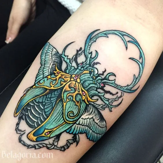 tatuajes de escarabajos para mujeres 