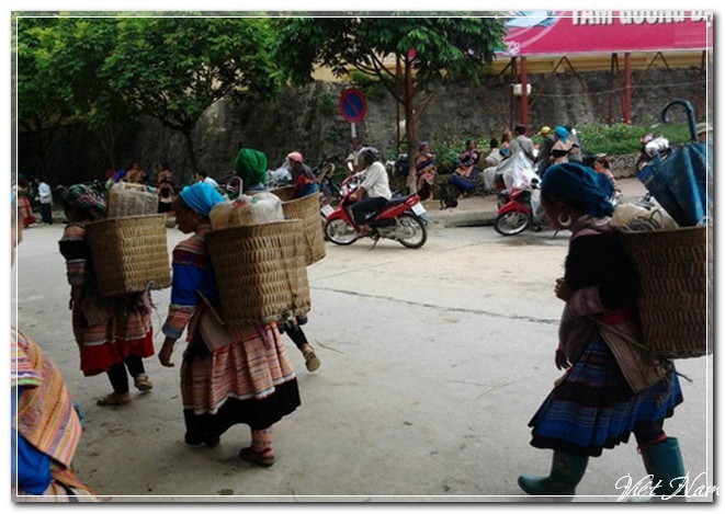 Rực rỡ sắc màu với phiên chợ xuân Bắc Hà