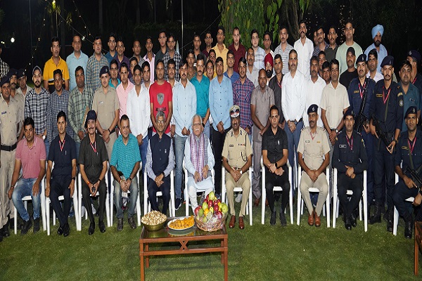 CM-Khattar-celebrated-Diwali-with-employees-and-security-personnel-working-at-his-residence