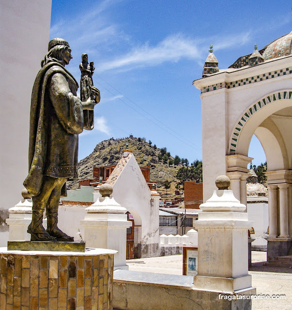 Estátua de Tito Yupanqui na Basílica de Nossa Senhora de Copacabana, Bolívia