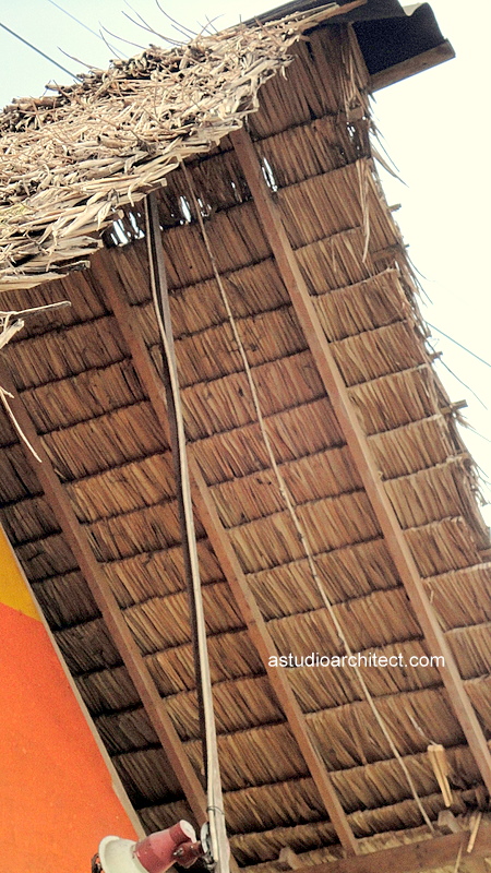  Atap  anyaman dengan struktur kayu dan bambu