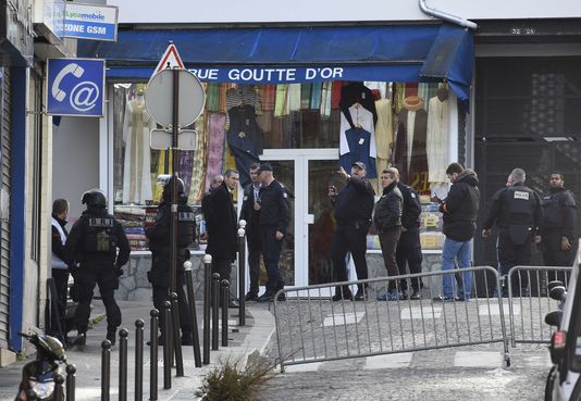 Parigi, paura nella metro: uomo armato di coltello