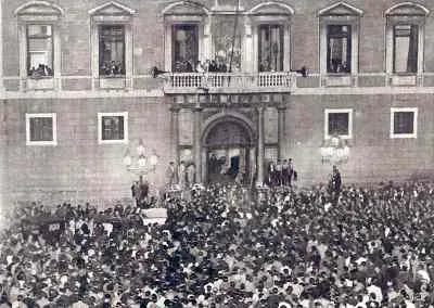 Los manifestantes exigen a Companys la República Catalana en la plaza de San Jaime.