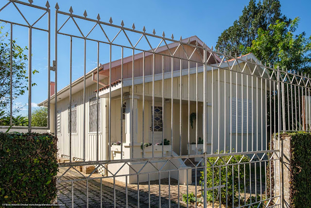 Casa de madeira na Rua Marcelino Nogueira, no Bacacheri